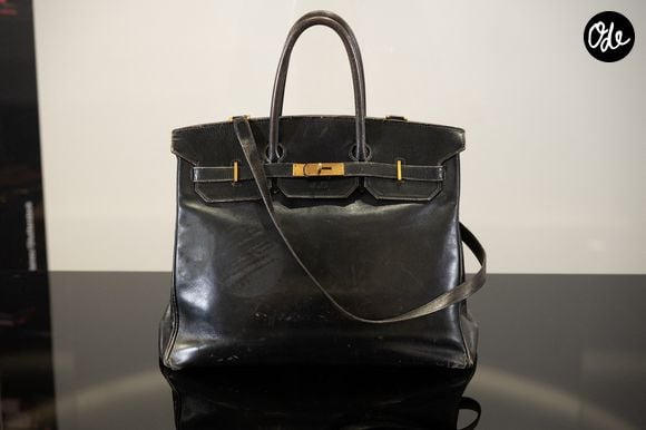 Sa confection artisanale d'exception et sa rareté en font un véritable placement financier.

Le tout premier sac Hermès Birkin, conçu pour Jane Birkin en 1985, actuellement exposé à Sotheby's Paris, en prélude à la vente aux enchères "Fashion Icons" prévue le 10 juillet 2025.

© Jonathan Jacob/Bestimage