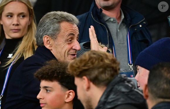 Nicolas Sarkozy dans les tribunes lors du match de Ligue 1 McDonald's "PSG - Auxerre (2-0)" au Parc des Princes à Paris, le 27 septembre 2025.
© Christian Liewig/Bestimage