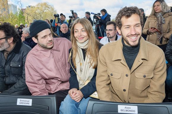 Alessandro Belmondo, Stella Belmondo, Victor Belmondo - Inauguration de "La promenade Jean-Paul Belmondo" au terre-plein central du pont de Bir-Hakeim, ouvrage public communal situé sous le viaduc du métro aérien, à Paris (15e, 16e) le 12 avril 2023. © Cyril Moreau/Bestimage