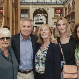 Exclusif - Catherine Lara, Laurent Olmedo, Elisa Servier et sa fille Manon de Toledo, Sophie Le Tellier - N.Garçon expose "Vivaraise" une nouvelle ligne de décoration et de linge de maison à laquelle elle a collaboré. Une soirée était donnée à cette occasion à la Galerie Vivienne à Paris le 7 septembre 2022.
© Jack Tribeca / Bestimage
