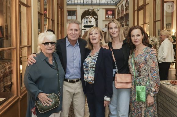 Exclusif - Catherine Lara, Laurent Olmedo, Elisa Servier et sa fille Manon de Toledo, Sophie Le Tellier - N.Garçon expose "Vivaraise" une nouvelle ligne de décoration et de linge de maison à laquelle elle a collaboré. Une soirée était donnée à cette occasion à la Galerie Vivienne à Paris le 7 septembre 2022.
© Jack Tribeca / Bestimage