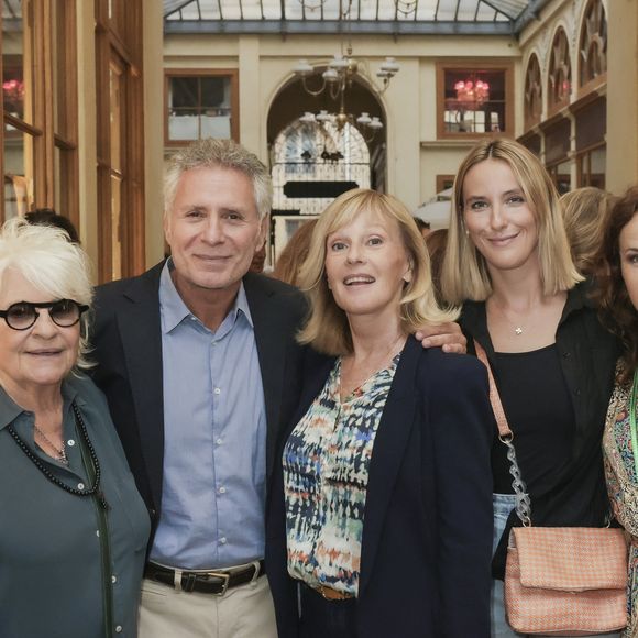 Exclusif - Catherine Lara, Laurent Olmedo, Elisa Servier et sa fille Manon de Toledo, Sophie Le Tellier - N.Garçon expose "Vivaraise" une nouvelle ligne de décoration et de linge de maison à laquelle elle a collaboré. Une soirée était donnée à cette occasion à la Galerie Vivienne à Paris le 7 septembre 2022.
© Jack Tribeca / Bestimage