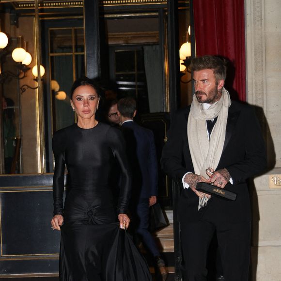 Les icônes de la mode Victoria et David Beckham sont vus quittant leur hôtel à Paris dans des ensembles chics, montrant leur style caractéristique, Paris, France, le 4 mars 2025, 2025. Photo by Nacer Aissaoui/Splash News/ABACAPRESS.COM