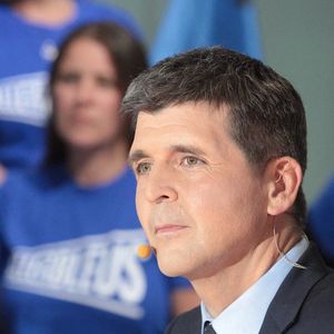 Les porte-drapeaux pour les Jeux Olympiques et Paralympiques de Paris 2024 au Journal télévisé de France 2 en présence de Thomas Sotto à Paris, France, le 12 juillet 2024. © Jonathan Rebboah /Panoramic/Bestimage