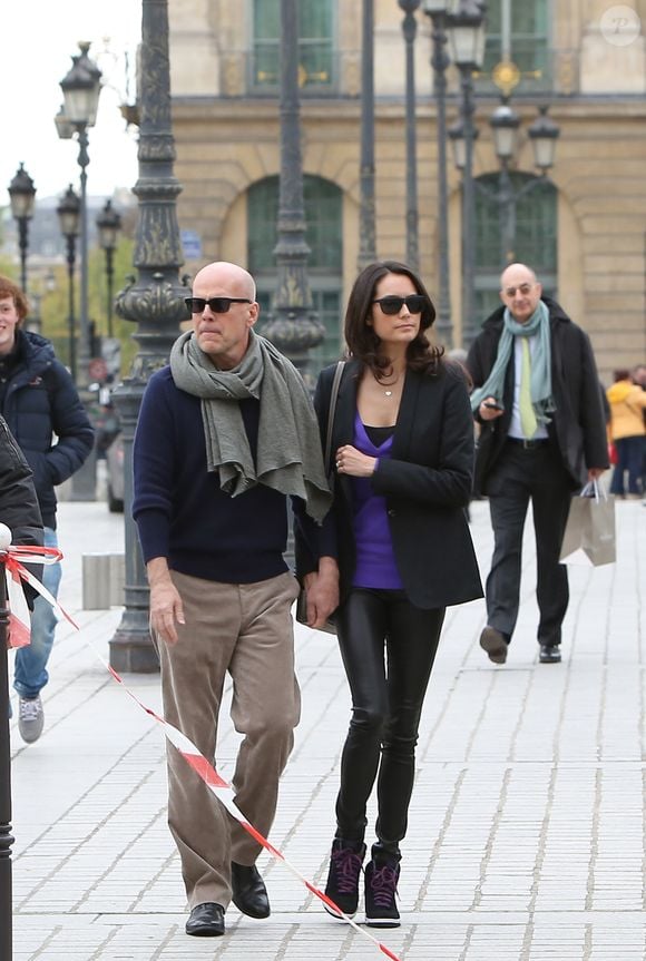 Bruce Willis et sa femme Emma Heming se promenent rue Saint-Honore a Paris. Bruce Willis est a Paris pour le tournage du film "Red 2". le 16/10/2012 (BORDENAVE-MOREAU / BESTIMAGE).