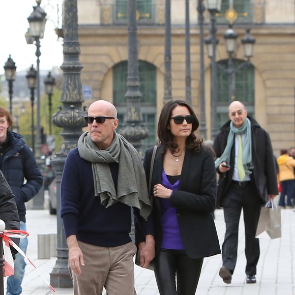 Bruce Willis et sa femme Emma Heming se promenent rue Saint-Honore a Paris. Bruce Willis est a Paris pour le tournage du film "Red 2". le 16/10/2012 (BORDENAVE-MOREAU / BESTIMAGE).