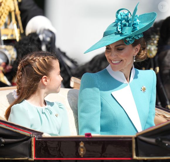 La princesse Charlotte de Galles, Catherine (Kate) Middleton, princesse de Galles - Les membres de la famille royale britannique arrivent à Buckingham Palace pour la cérémonie Trooping the Colour à Londres, le 14 juin 2025. Affecté par le crash du Boeing 787 Dreamliner à Ahmedabad du 12 juin, le souverain et les officiels porteront un brassard noir en hommage aux plus de 270 victimes. Bon nombre d'elles étaient des ressortissants britanniques.
© James Whatling / Bestimage