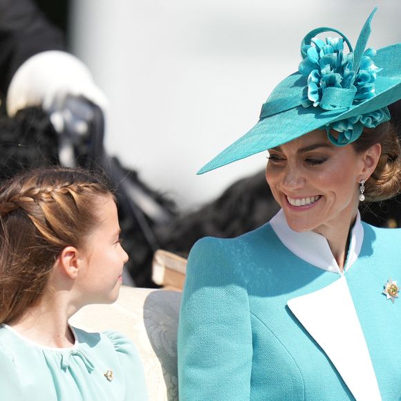 La princesse Charlotte de Galles, Catherine (Kate) Middleton, princesse de Galles - Les membres de la famille royale britannique arrivent à Buckingham Palace pour la cérémonie Trooping the Colour à Londres, le 14 juin 2025. Affecté par le crash du Boeing 787 Dreamliner à Ahmedabad du 12 juin, le souverain et les officiels porteront un brassard noir en hommage aux plus de 270 victimes. Bon nombre d'elles étaient des ressortissants britanniques.
© James Whatling / Bestimage