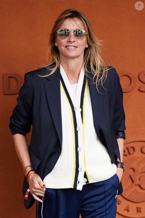 Une maison avec un grand jardin et une piscine, qui fait le bonheur de Sarah Poniatowski

Sarah Poniatowski - Les célébrités au village lors des Internationaux de France de tennis de Roland Garros 2024 à Paris. Le 5 juin 2024. 
© Jacovides-Moreau/Bestimage