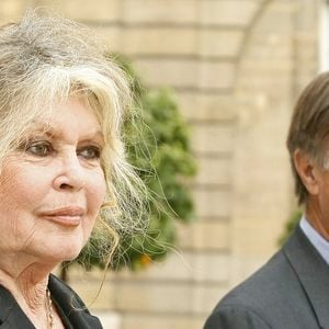 La légende du cinéma devenue militante des droits des animaux Brigitte Bardot quitte le Palais de l'Elysée à Paris, France, le 27 septembre 2006, en compagnie du chef de la Ligue de Protection des Oiseaux Allain Bougrain-Dubourg, après une réunion sur les questions d'environnement avec le Président Nicolas Sarkozy. Photo de Thierry Orban/ABACAPRESS.COM