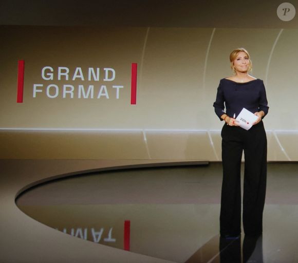 Léa Salamé présente son premier journal de 20 heures sur France 2,  le 1er septembre 2025. © Alain Guizard / Bestimage