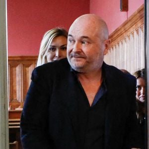 Sébastien Cauet et sa compagne Nathalie Dartois - Suspendu de l'antenne après une enquête pour viol, Sébastien Cauet réclame en justice son retour sur NRJ au tribunal de commerce de Paris, France, le 18 mars 2024. L'animateur de radio a assigné la station en justice pour exiger son retour sur les ondes. L'animateur, suspendu depuis novembre dernier de l'antenne de NRJ, fait désormais l'objet d'au moins 5 plaintes pour viol ou agression sexuelle. © Christiophe Clovis/Bestimage
