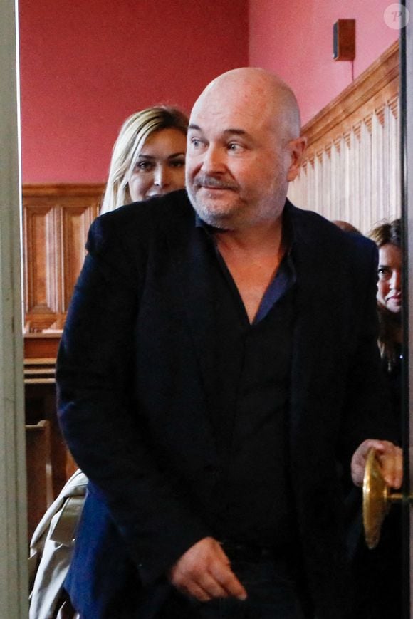 Sébastien Cauet et sa compagne Nathalie Dartois - Suspendu de l'antenne après une enquête pour viol, Sébastien Cauet réclame en justice son retour sur NRJ au tribunal de commerce de Paris, France, le 18 mars 2024. L'animateur de radio a assigné la station en justice pour exiger son retour sur les ondes. L'animateur, suspendu depuis novembre dernier de l'antenne de NRJ, fait désormais l'objet d'au moins 5 plaintes pour viol ou agression sexuelle. © Christiophe Clovis/Bestimage