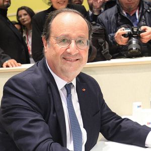 Dédicace de Francois Hollande au salon des Maires de France. Paris, le 21 novembre 2023.© Jonathan Rebboah / Panoramic / Bestimage