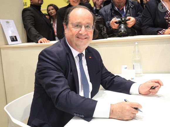 Dédicace de Francois Hollande au salon des Maires de France. Paris, le 21 novembre 2023.© Jonathan Rebboah / Panoramic / Bestimage