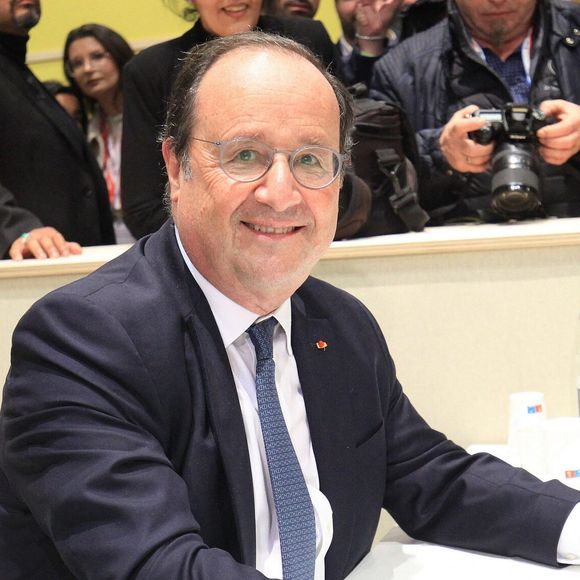 Dédicace de Francois Hollande au salon des Maires de France. Paris, le 21 novembre 2023.© Jonathan Rebboah / Panoramic / Bestimage