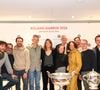 La dotation des qualifications bondit ainsi de 12,9 %. Même en perdant au premier tour des qualifications, un joueur peut donc repartir avec 24 000 euros. 

Jeffrey Cagnes, Julien Duboué, Yves Camdeborde, Pascal Barbot, Christophe Adam, Pierre Chomet, Claire Heitzler, Alexandra Montagne, Mickaël Meziane, Etienne Leroy, Pierre Sang-Boyer, Juan Arbelaez, autour de Gilles Moretton et Amelie Mauresmo lors de la conférence de presse du tournoi de tennis du Grand Chelem de Roland-Garros 2026, au stade Roland-Garros à Paris, France, le 16 avril 2026. 

©Jack Tribeca/Bestimage