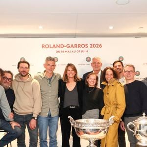 La dotation des qualifications bondit ainsi de 12,9 %. Même en perdant au premier tour des qualifications, un joueur peut donc repartir avec 24 000 euros. 

Jeffrey Cagnes, Julien Duboué, Yves Camdeborde, Pascal Barbot, Christophe Adam, Pierre Chomet, Claire Heitzler, Alexandra Montagne, Mickaël Meziane, Etienne Leroy, Pierre Sang-Boyer, Juan Arbelaez, autour de Gilles Moretton et Amelie Mauresmo lors de la conférence de presse du tournoi de tennis du Grand Chelem de Roland-Garros 2026, au stade Roland-Garros à Paris, France, le 16 avril 2026. 

©Jack Tribeca/Bestimage