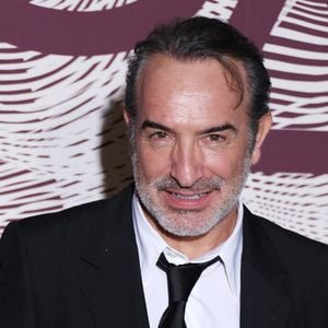 Il s'assure ainsi d'offrir à sa tribu une véritable disponibilité émotionnelle.

Jean Dujardin au photocall du dîner de la 51ème cérémonie des César au Fouquet's à Paris, France, le 27 février 2026. © Denis Guignebourg/Bestimage