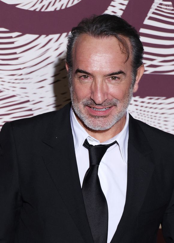Il s'assure ainsi d'offrir à sa tribu une véritable disponibilité émotionnelle.

Jean Dujardin au photocall du dîner de la 51ème cérémonie des César au Fouquet's à Paris, France, le 27 février 2026. © Denis Guignebourg/Bestimage