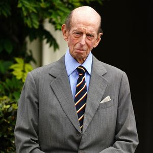 Le prince Edward, duc de Kent, regarde trois cornemuseurs des Royal Scots Dragoon Guards jouer à l'occasion de son 89ème anniversaire au palais de Kensington à Londres, le 9 octobre 2024. 
© Alpha / Bestimage