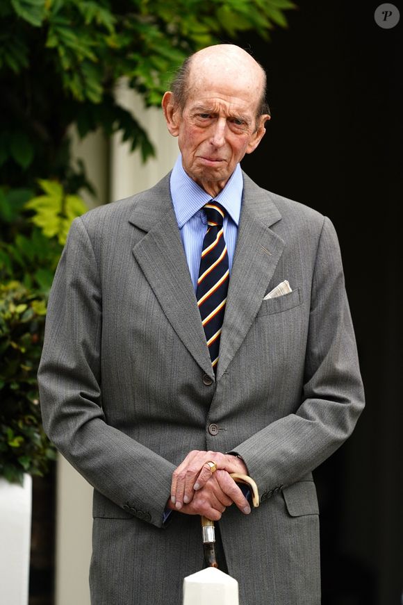 Le prince Edward, duc de Kent, regarde trois cornemuseurs des Royal Scots Dragoon Guards jouer à l'occasion de son 89ème anniversaire au palais de Kensington à Londres, le 9 octobre 2024. 
© Alpha / Bestimage