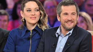 Guillaume Canet tout sourire avec une autre femme dans le Sud, Marion Cotillard fait grand bruit aux Etats-Unis face à Jennifer Aniston