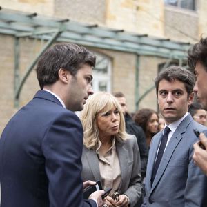 Le ministre français de l'éducation et de la jeunesse Gabriel Attal et Brigitte Macron et Tristan Bromet et Louis Jublin lors d'une visite dans un collège parisien sur le thème du harcèlement scolaire lors de la journée nationale contre le harcèlement scolaire à Paris, France, le 9 novembre 2023. Photo by Eliot Blondet/ABACAPRESS.COM