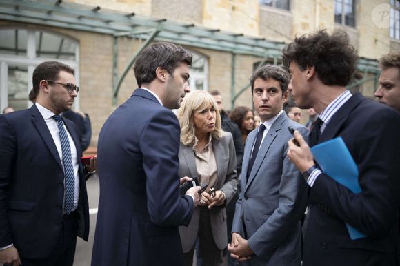 Le ministre français de l'éducation et de la jeunesse Gabriel Attal et Brigitte Macron et Tristan Bromet et Louis Jublin lors d'une visite dans un collège parisien sur le thème du harcèlement scolaire lors de la journée nationale contre le harcèlement scolaire à Paris, France, le 9 novembre 2023. Photo by Eliot Blondet/ABACAPRESS.COM
