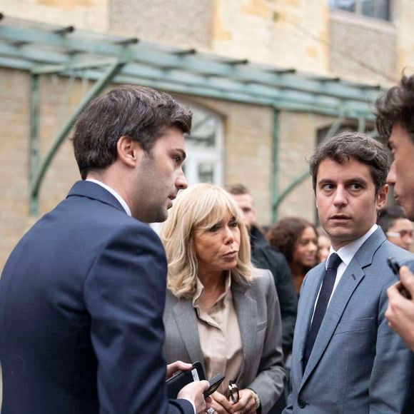 Le ministre français de l'éducation et de la jeunesse Gabriel Attal et Brigitte Macron et Tristan Bromet et Louis Jublin lors d'une visite dans un collège parisien sur le thème du harcèlement scolaire lors de la journée nationale contre le harcèlement scolaire à Paris, France, le 9 novembre 2023. Photo by Eliot Blondet/ABACAPRESS.COM