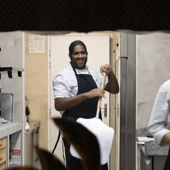 Claudia Cardinale et sa fille Claudia Squitieri vivent ensemble à Nemours dans une maison historique devenue un lieu culturel, une résidence d'artiste, qui abrite aussi un restaurant et des gîtes.