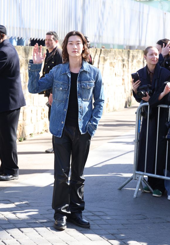 Sang Heon Lee aux arrivées au défilé Rabanne Mode Collection Prêt-à-Porter Automne/Hiver 2025-2026 lors de la Fashion Week de Paris (PFW) au siège de l'Unesco, à Paris, France, le 6 mars 2025. © Denis Guignebourg/Bestimage