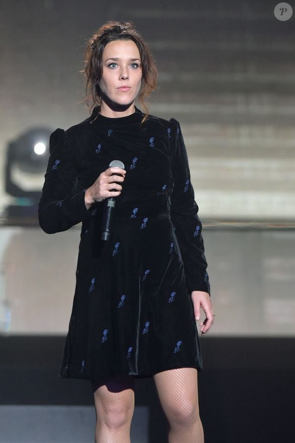 Un bonheur vécu à trois, puisque son mari est papa d'une fille prénommée Jayna.

Exclusif -  Zaz à l'enregistrement de l'émission "La chanson Secrète", le 27 novembre 2018.

Photo : D.Guignebourg-G.Gorassini / Bestimage
