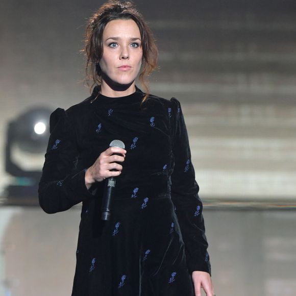 Un bonheur vécu à trois, puisque son mari est papa d'une fille prénommée Jayna.

Exclusif -  Zaz à l'enregistrement de l'émission "La chanson Secrète", le 27 novembre 2018.

Photo : D.Guignebourg-G.Gorassini / Bestimage