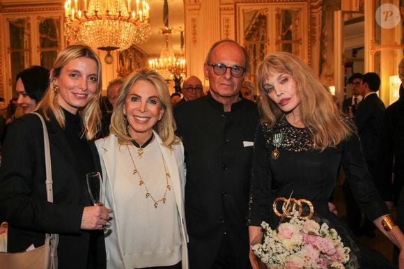 Laetitia Barlerin, Arielle Dombasle, guest - Arielle Dombasle est élevée au rang d'Officière de l'ordre des Arts et Lettres au Ministère de la Culture à Paris le 08 Décembre 2025.

© Philippe Baldini / Bestimage