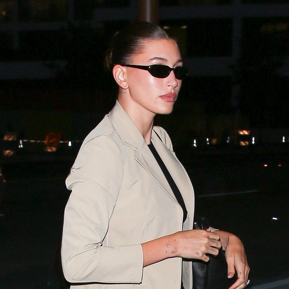 Loin de se reposer, la jeune maman a opté pour une routine sportive audacieuse.

EXCLUSIF Beverly Hills, CA Justin Bieber arrive à un service religieux avec sa femme Hailey Bieber, et se gare juste devant un panneau "Interdiction de s'arrêter à tout moment". Ignorant le panneau, il s'est dirigé vers l'intérieur avec sa femme.



Sur la photo : Hailey Bieber