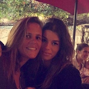 Malgré la séparation entre Florent Manaudou et Fanny Skalli, Laure Manaudou a choisi de rester amie avec l'ex de son frère et de lui demander d'être la marraine de son fils Lou...

Laure Manaudou prend la pose avec Fanny Skalli le 15 juin 2016.