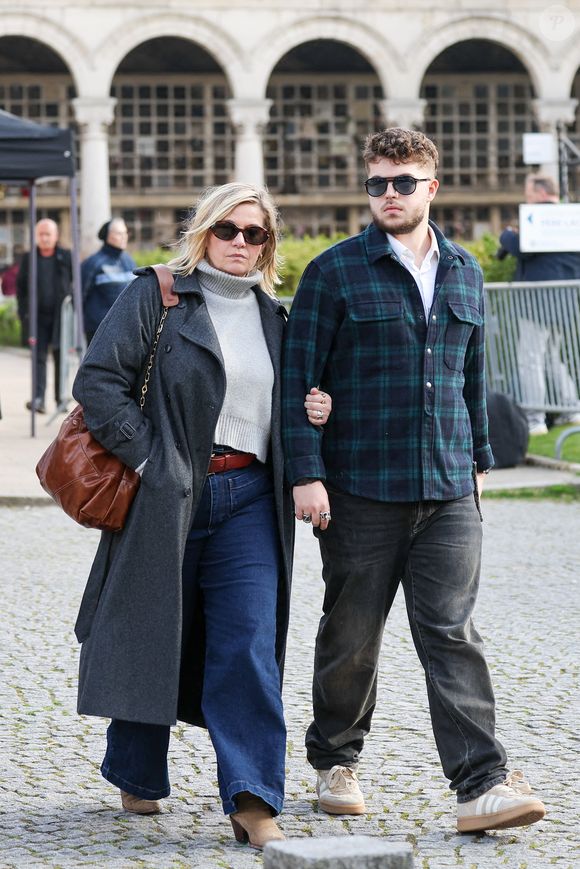 Flavie Flament et son fils Enzo à la sortie des obsèques d'Emilie Dequenne au cimetière Père Lachaise à Paris, France, le 26 mars 2025. © Cyril Moreau/Bestimage