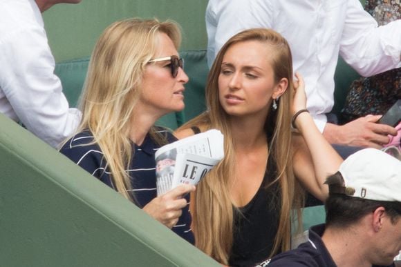 Estelle Lefebure et sa fille Emma Smet dans les tribunes lors des Internationaux de France de tennis à Roland-Garros le 06 juin 2018 à Paris, France. Photo par Nasser Berzane/ABACAPRESS.COM