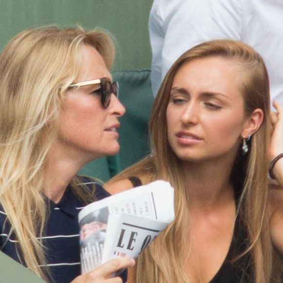 Estelle Lefebure et sa fille Emma Smet dans les tribunes lors des Internationaux de France de tennis à Roland-Garros le 06 juin 2018 à Paris, France. Photo par Nasser Berzane/ABACAPRESS.COM