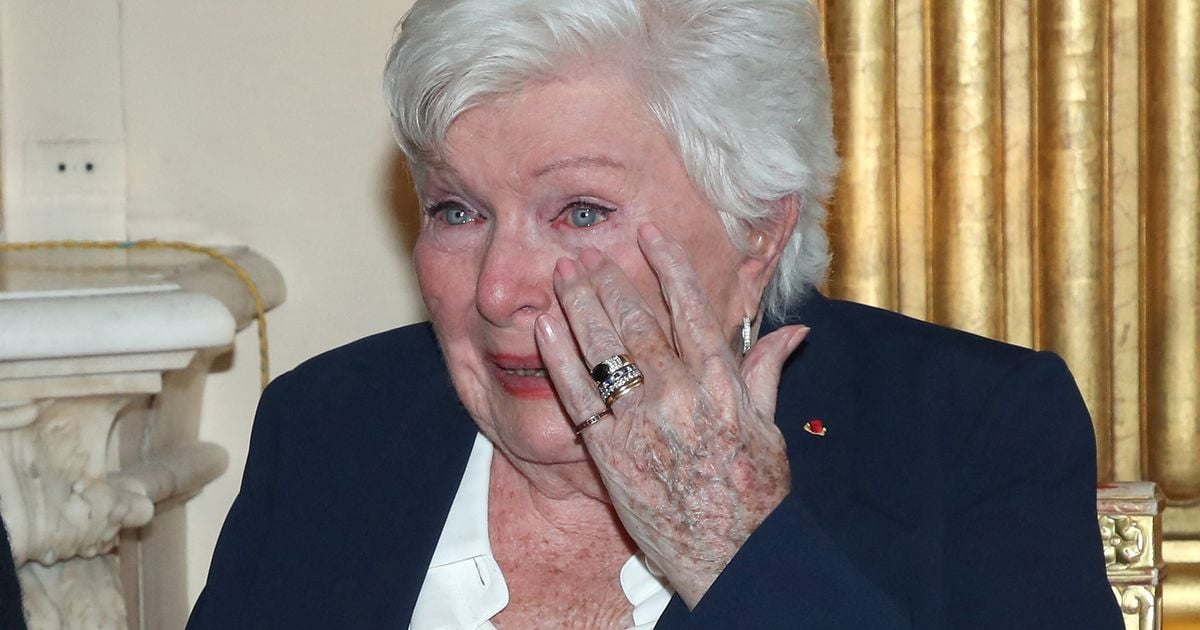 Line Renaud émue aux larmes pour un grand moment célébrant sa carrière,  entourée de ses amis stars : "Le jour venu, je partirai..." : Le diaporama  - Purepeople