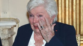 Line Renaud émue aux larmes pour un grand moment célébrant sa carrière, entourée de ses amis stars : "Le jour venu, je partirai..."