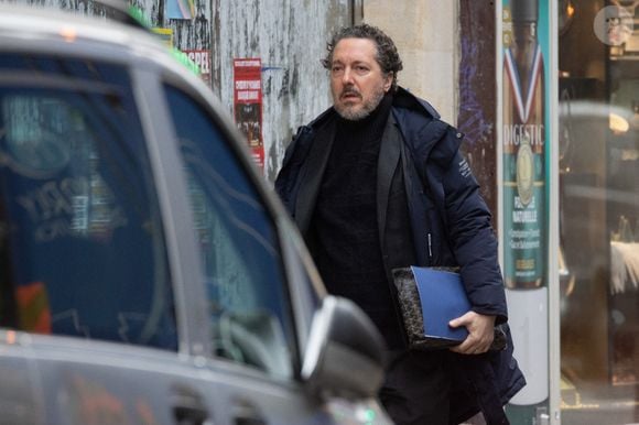 Guillaume Gallienne lors de la cérémonie d'enterrement de l'acteur franco-danois Niels Arestrup devant l'église Saint-Roch à Paris, le 10 décembre 2024. Niels Arestrup, décédé le 1er décembre 2024 à l'âge de 75 ans, était un pilier du théâtre et du cinéma français depuis les années 1970, mais son profil a été rehaussé au niveau international au cours de la première décennie de ce siècle par deux films réalisés par Jacques Audiard. Photo par Nasser Berzane/ABACAPRESS.COM