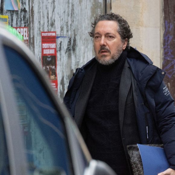Guillaume Gallienne lors de la cérémonie d'enterrement de l'acteur franco-danois Niels Arestrup devant l'église Saint-Roch à Paris, le 10 décembre 2024. Niels Arestrup, décédé le 1er décembre 2024 à l'âge de 75 ans, était un pilier du théâtre et du cinéma français depuis les années 1970, mais son profil a été rehaussé au niveau international au cours de la première décennie de ce siècle par deux films réalisés par Jacques Audiard. Photo par Nasser Berzane/ABACAPRESS.COM