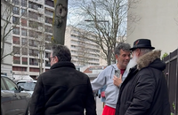 Exclusif - Vidéo - Stéphane Plaza a été surpris par les photographes et vidéastes à la sortie d'un RDV à Paris, le 27 février 2025.