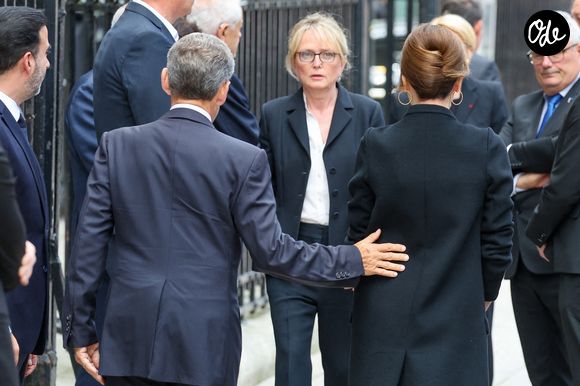 Nicolas Sarkozy et son épouse Carla Bruni, ainsi que Claude Chirac, lors des funérailles de B. Chirac à la basilique Sainte-Clotilde à Paris (7e) le 12 juin 2026. L’ancienne première dame de France est décédée le 5 juin 2026 à l’âge de 93 ans. 
© Jacovides / Liewig / Bestimage