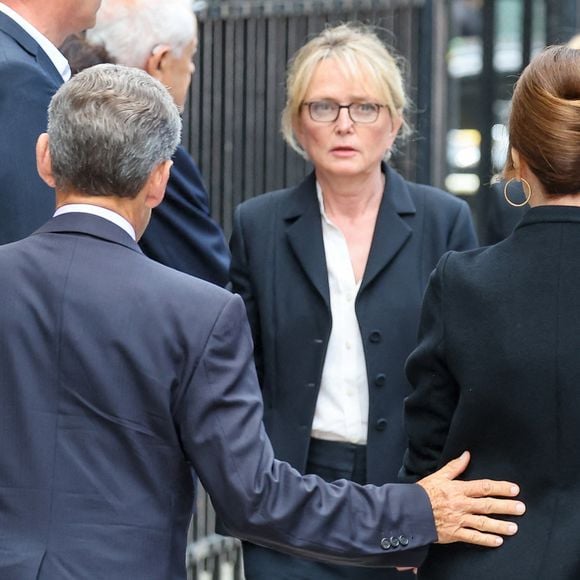 Nicolas Sarkozy et son épouse Carla Bruni, ainsi que Claude Chirac, lors des funérailles de B. Chirac à la basilique Sainte-Clotilde à Paris (7e) le 12 juin 2026. L’ancienne première dame de France est décédée le 5 juin 2026 à l’âge de 93 ans. 
© Jacovides / Liewig / Bestimage