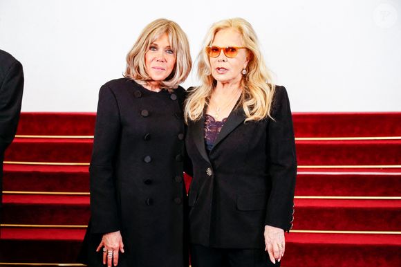 Brigitte Macron, première dame de France, et Sylvie Vartan au défilé Stéphane Rolland à la Salle Pleyel, "Collection Haute Couture Printemps/Eté 2025" lors de la Fashion Week de Paris (PFW), le 28 janvier 2025. 
© Christophe Clovis / Bestimage