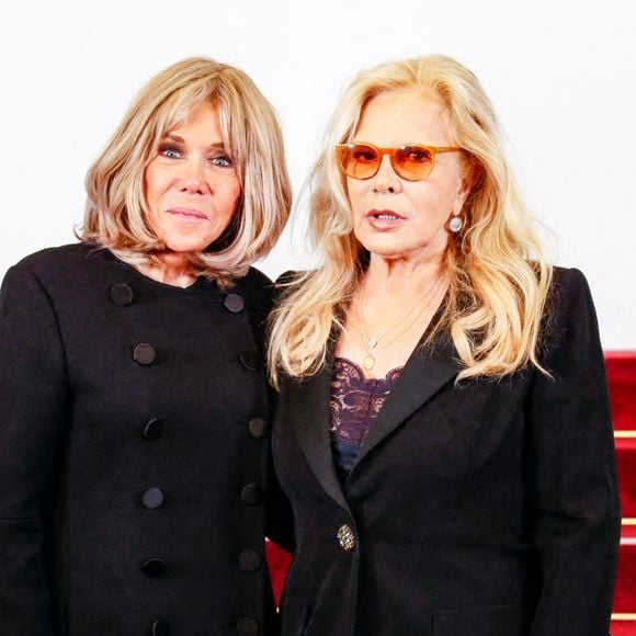 Brigitte Macron, première dame de France, et Sylvie Vartan au défilé Stéphane Rolland à la Salle Pleyel, "Collection Haute Couture Printemps/Eté 2025" lors de la Fashion Week de Paris (PFW), le 28 janvier 2025. 
© Christophe Clovis / Bestimage
