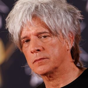 A 66 ans, Nicola Sirkis émet quelques remords sur la manière dont il a géré sa carrière d'artiste et sa vie de famille auprès de ses trois enfants, nés de femmes différentes...

Nicolas Sirkis, du groupe "Indochine", assiste à la 26e cérémonie des NRJ Music Awards au Palais des Festivals, à Cannes, en France. Photo : Anne Barson/Abaca